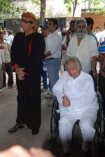 Shashi Kapoor at Ashok Mehta_s funeral in Mumbai on 17th Aug 2012 (63).JPG